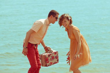 Kumsalda yürüyen bir çift. mutlu genç trendy, hipsters evlendi