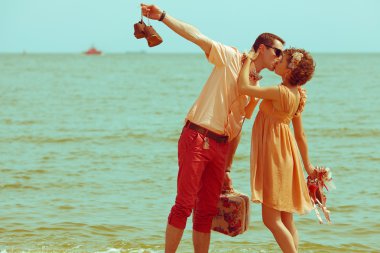 Kumsalda yürüyen bir çift. mutlu genç trendy, hipsters evlendi