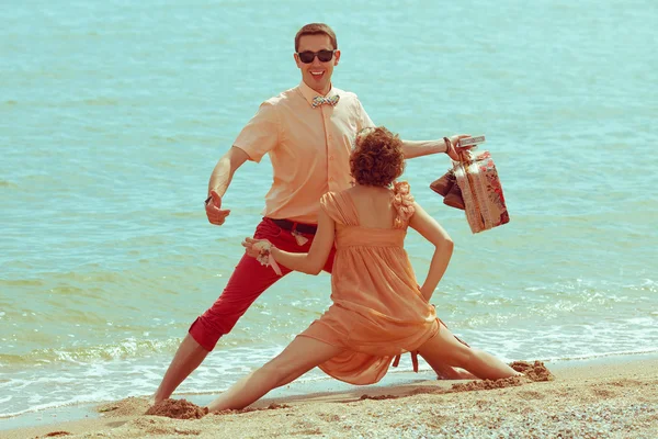 Pareja caminando por la playa. Joven feliz casado hipsters en moda —  Fotos de Stock