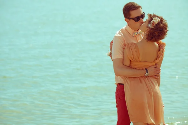 Paar wandelen op het strand. jonge gelukkig getrouwd hipsters in trendy — Stockfoto