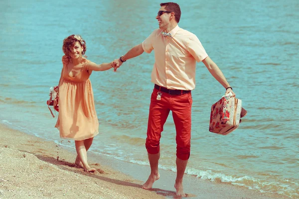 Pareja caminando por la playa. Joven feliz casado hipsters en moda — Foto de Stock