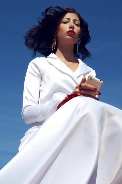Портрет красивой женщины, позирующей в элегантном белом атласном петухе — стоковое фото