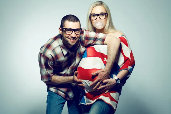 Happy American family (grossesse) concept : portrait de deux drôles — Photo