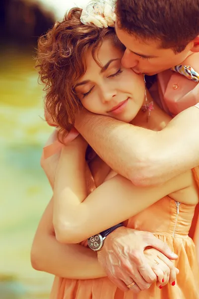 Concepto de matrimonio feliz. Retrato de una hermosa pareja de besos — Foto de Stock