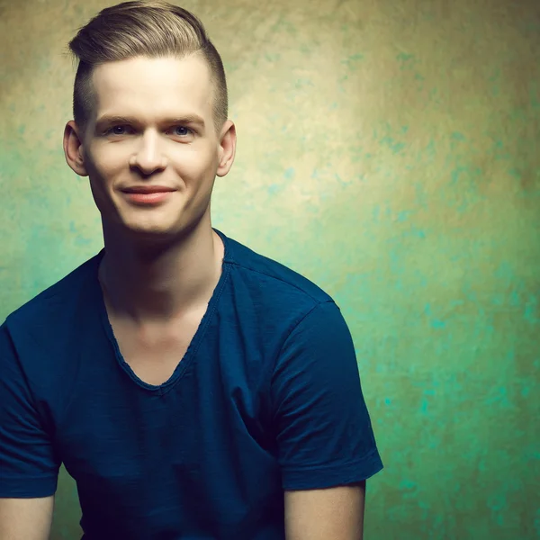 Portrait of a young man with very handsome face in blue casual t — Stock Photo, Image