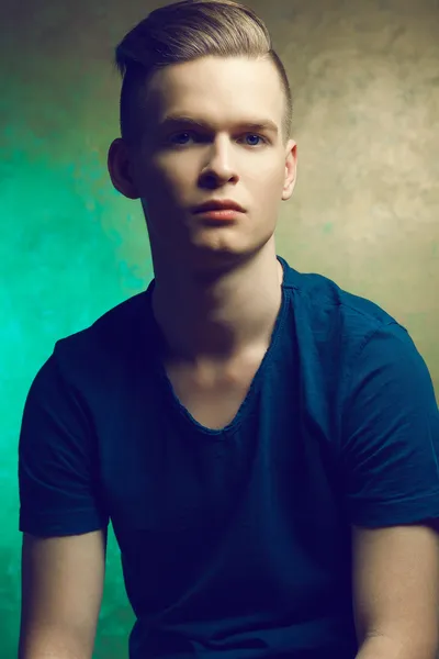 Retrato de un joven con la cara muy guapo en azul t casual — Foto de Stock