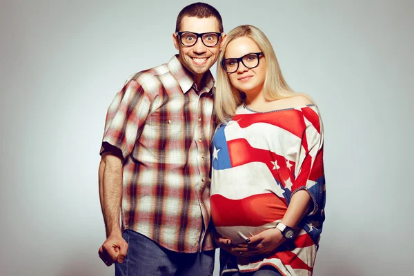 Happy pregnancy concept: portrait of two funny hipsters (husband — Stock Photo, Image