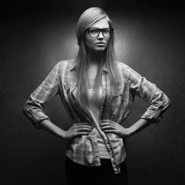 Trendy g giyen genç güzel uzun saçlı kadın portresi Stok Fotoğraf