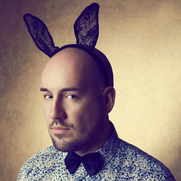 Vintage portrait of a handsome glamorous bald bunny-man posing o — Stock Photo, Image