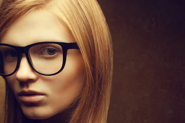 Elegante concepto de gafas. Retrato de una joven hermosa pelirroja — Foto de Stock