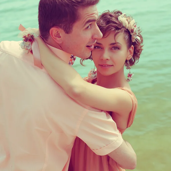 Concepto de matrimonio feliz. Retrato de una hermosa pareja de besos —  Fotos de Stock