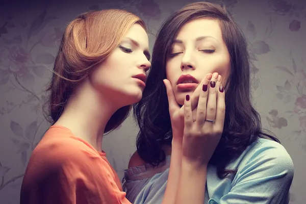 Retrato emocional de duas lindas namoradas em azul e laranja — Fotografia de Stock