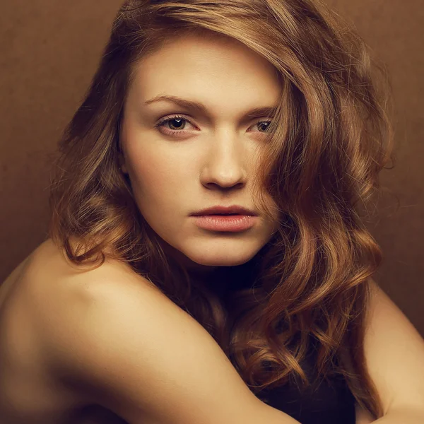 Retrato emocional de uma jovem linda menina ruiva posando ove — Fotografia de Stock