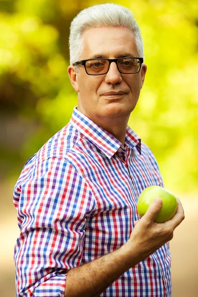 Concepto de salud. Retrato de un hombre maduro (viejo) sonriente en ca — Foto de Stock