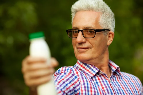 Concepto de comida saludable. Retrato de un hombre maduro (viejo) en c de moda — Foto de Stock