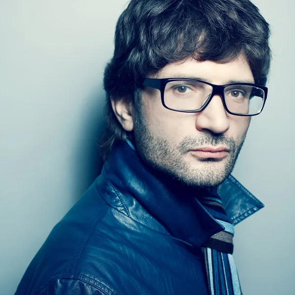 Retrato de un hombre guapo de moda en chaqueta azul con tira —  Fotos de Stock