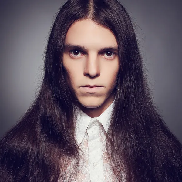 Retrato à moda antiga de um jovem de cabelos compridos em vinta branca — Fotografia de Stock