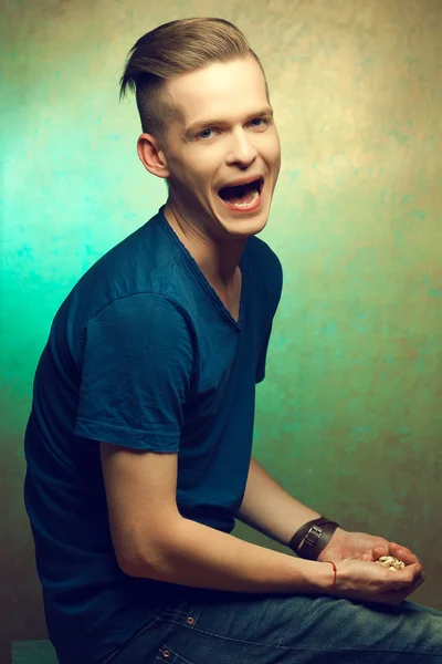 Comer insalubre. Concepto de comida chatarra. El retrato de la moda usted — Foto de Stock