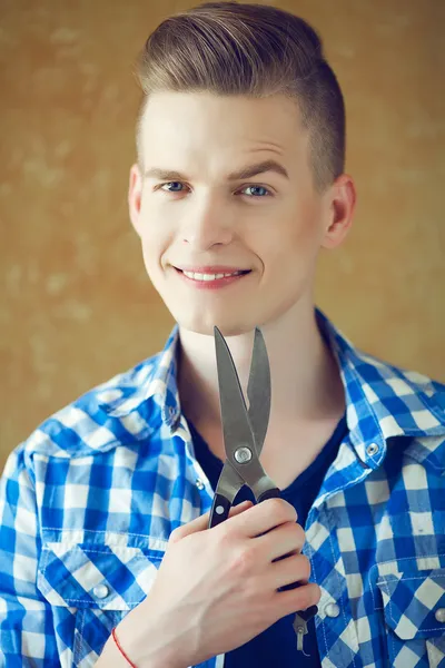 Porträt eines jungen Mannes mit sehr gutaussehendem Gesicht in blauen Freizeitkleidung — Stockfoto