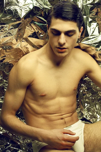 Hermoso (guapo) modelo masculino muscular con buenos abdominales en sittin — Foto de Stock