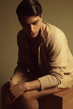 erkek moda kavramı. yakışıklı erkek model oturmak portre