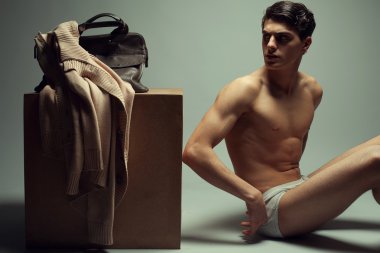 erkek moda kavramı. yakışıklı erkek model oturmak portre