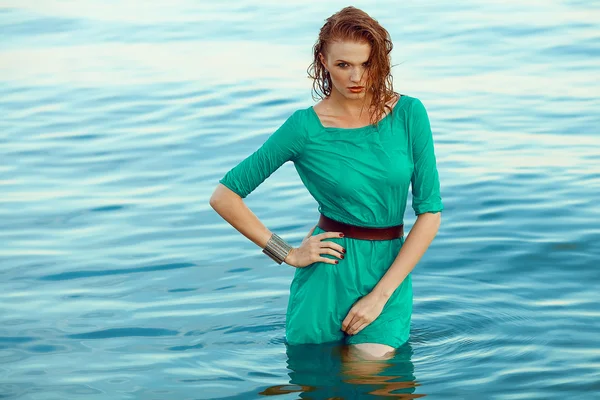 Mode porträtt av en ung modell med våta länge ingefära (röd) hai — Stockfoto