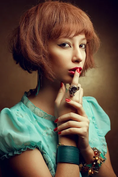 Retrato de uma jovem orientalista (oriental) com acessos na moda — Fotografia de Stock