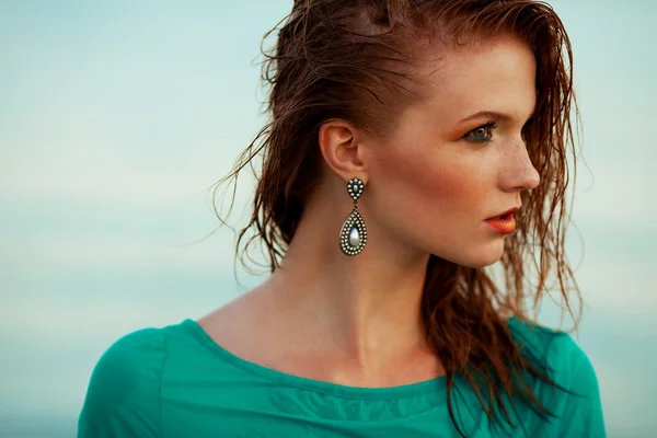 Modeporträt eines jungen Models mit nassem langen Ingwer (rot) hai — Stockfoto