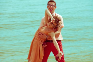 mutlu bir balayı konsepti. Genç mutlu evli çift hipsters olan