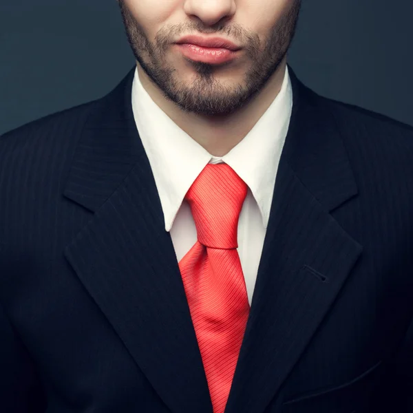 Sorriso sedutor de um homem bonito jovem (homem de negócios) no clássico — Fotografia de Stock