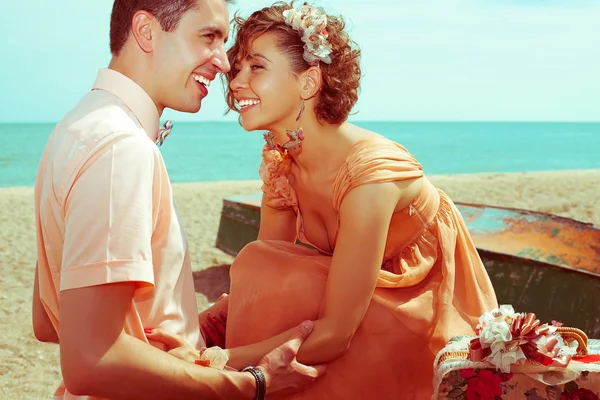 Feliz luna de miel (vacaciones) concepto. Jóvenes casados par de caderas —  Fotos de Stock