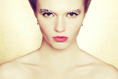 dikey, altın folyo arty makyaj moda modeli