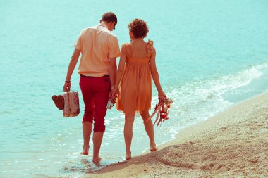 Mutlu balayı (tatil) kavramı. Genç mutlu evli çift o
