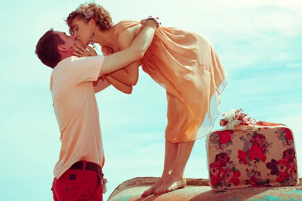 Feliz luna de miel (vacaciones) concepto. Jóvenes casados par de caderas — Foto de Stock