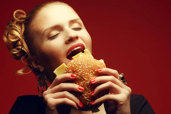 Comer insalubre. Concepto de comida chatarra. Un placer culpable. Retrato o —  Fotos de Stock