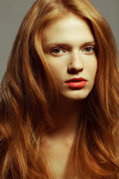 Retrato emocional de um modelo elegante com encaracolado vermelho (gengibre) — Fotografia de Stock