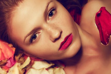 Vintage spa kavramı. Çok moda bir kızıl (Kızıl portresi