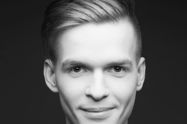 Erkek güzellik kavramı. Zarif genç gülümseyen portresi ve eller