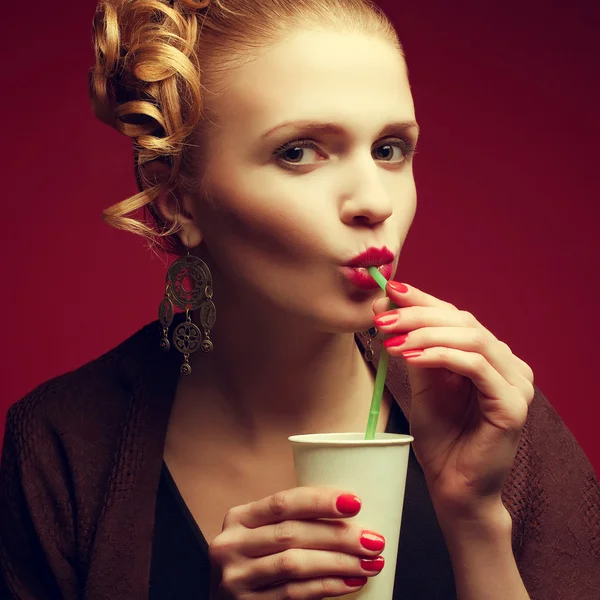 Concepto de pausa para café. Retrato de una glamorosa estrella de cine drinkin —  Fotos de Stock