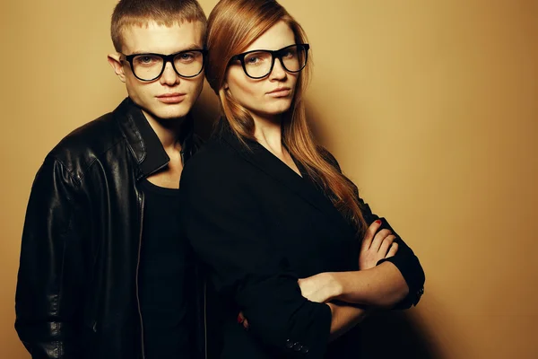 Portrait of gorgeous red-haired fashion twins in black clothes w — Stock Photo, Image