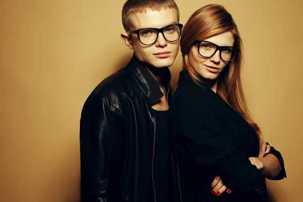 Portrait of gorgeous red-haired fashion twins in black clothes w — Stock Photo, Image