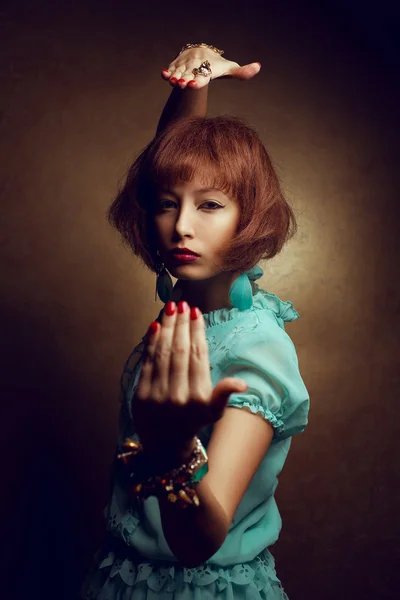 Porträt eines jungen orientalischen (östlichen) Mädchens mit modischem Zugang — Stockfoto
