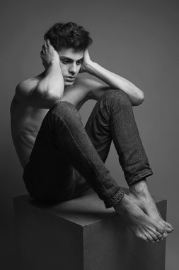 Mavi Jeans ile mükemmel kaslı yakışıklı kaslı erkek modeli