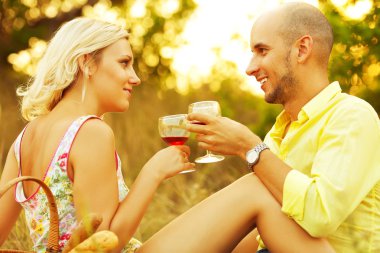 romantik piknik kavramı. seven çift tr de genç bir portresi