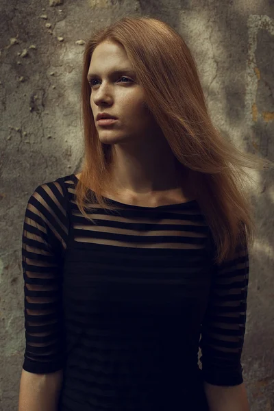 Ritratto di un bellissimo modello dai capelli rossi (zenzero) con lentiggini — Foto Stock