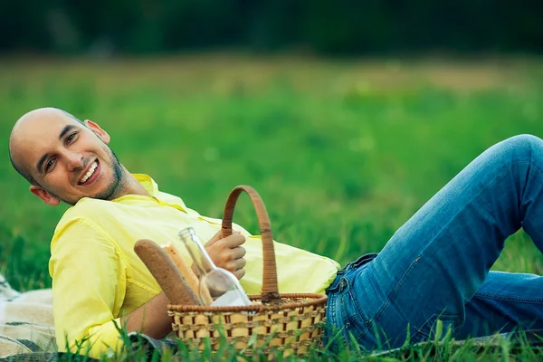 Concepto de picnic de fin de semana. Retrato de un joven calvo guapo en —  Fotos de Stock