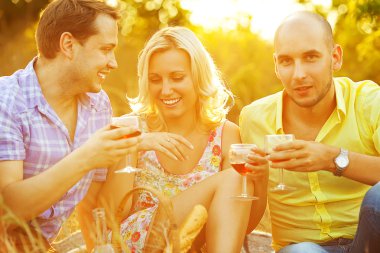 yaz hafta sonu kavramı. arkadaşlar tr de mutlu grup portresi