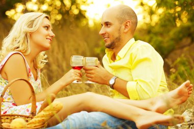 gerçek bir romantizm kavramı. hafta sonu piknik. portre genç sevgi