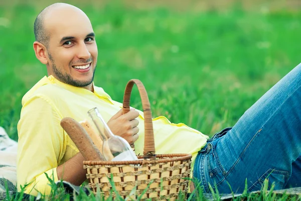 Weekend picnic concept. Portrait of a young handsome bald man in — Stock Photo, Image